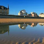 Prázdninový dům Pti Nel, Charmante Maison 100 M D 'asnelles Au Coeur Des Plages Du Debarquement Proche Arromanches Et Bayeux , Jardin, Terrasse En Bois Amenagee, Parking, Commerces Et Restaurants A 10 Mn A Pied Asnelles