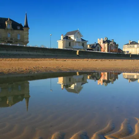 Prázdninový dům Pti Nel, Charmante Maison 100 M D 'asnelles 3 Chambres, Belle Piece De Vie, Au Coeur Des Plages Du Debarquement Proche Arromanches Et Bayeux , Jardin, Terrasse En Bois Amenagee, Parking Privatif, Commerces Et Restaurants A 10 Mn A Pied Asnelles