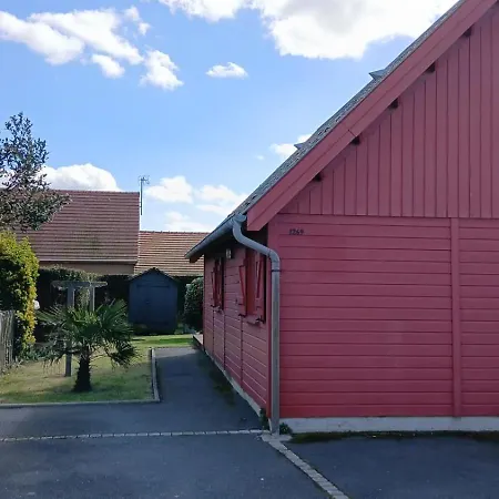 Prázdninový dům Pti Nel, Charmante Maison 100 M D 'asnelles 3 Chambres, Belle Piece De Vie, Au Coeur Des Plages Du Debarquement Proche Arromanches Et Bayeux , Jardin, Terrasse En Bois Amenagee, Parking Privatif, Commerces Et Restaurants A 10 Mn A Pied
